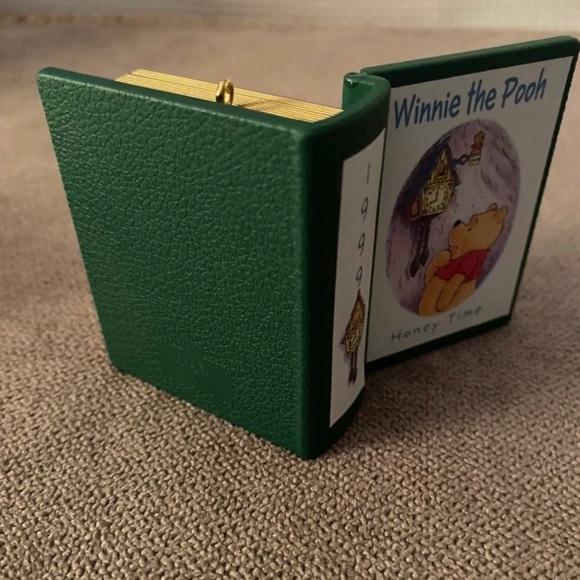 Winnie the Pooh "Honey Time" Christmas Ornament Hallmark Keepsake 1999 - Picture 3 of 5